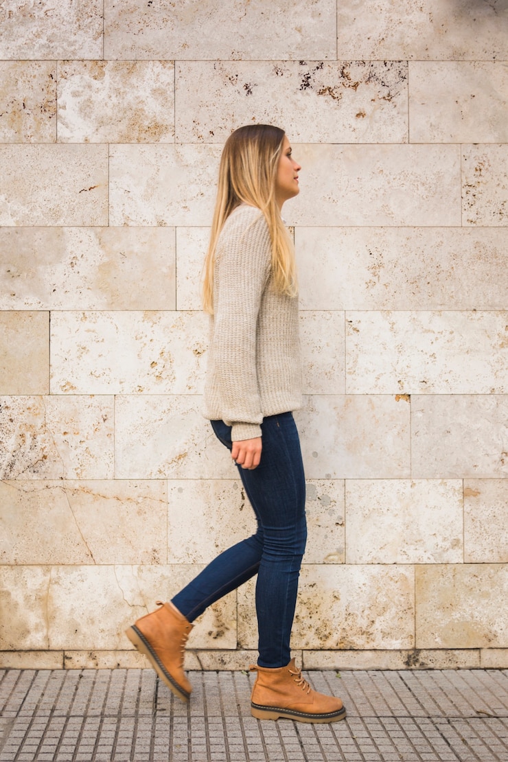 Foto gratuito femmina bionda in panno casual che cammina girando da parte
