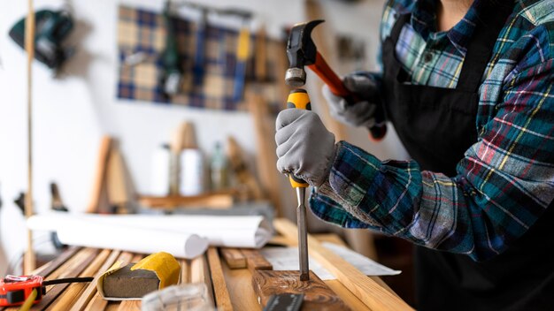 Femmina che lavora in officina con il legno