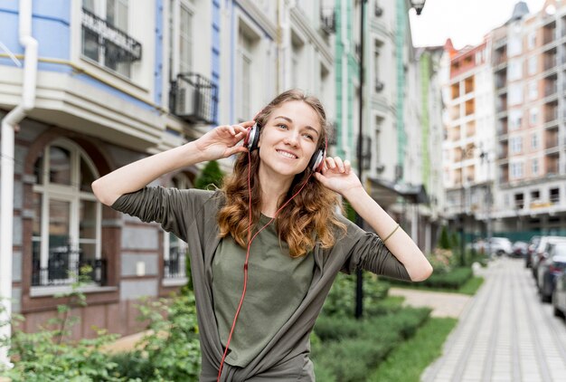 Femmina con le cuffie che gode della musica