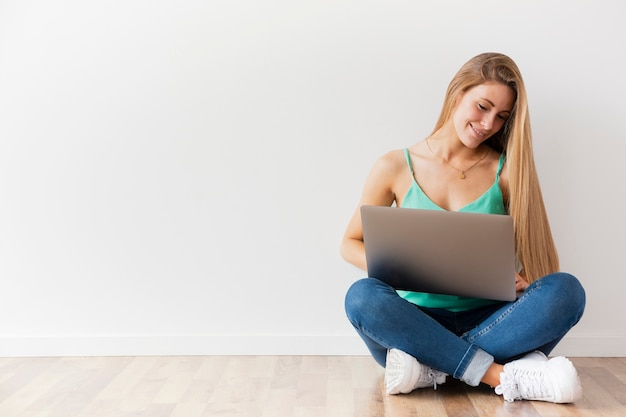 Femmina di vista frontale che lavora al computer portatile con lo spazio della copia