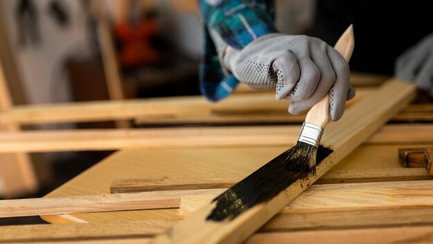 Femmina in plancia di legno pittura officina