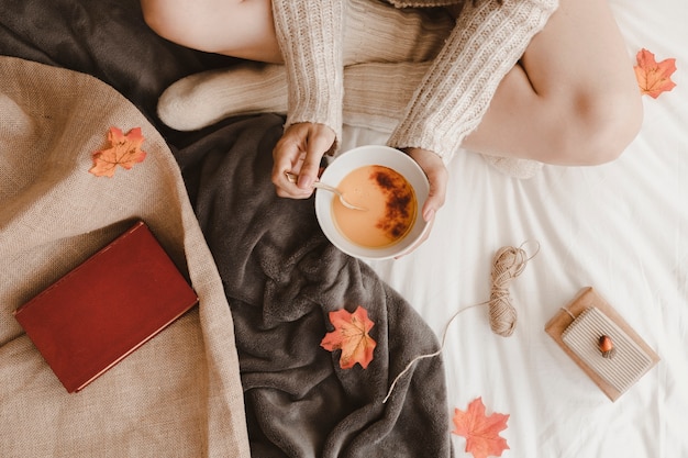 Femmina irriconoscibile che mangia sul letto