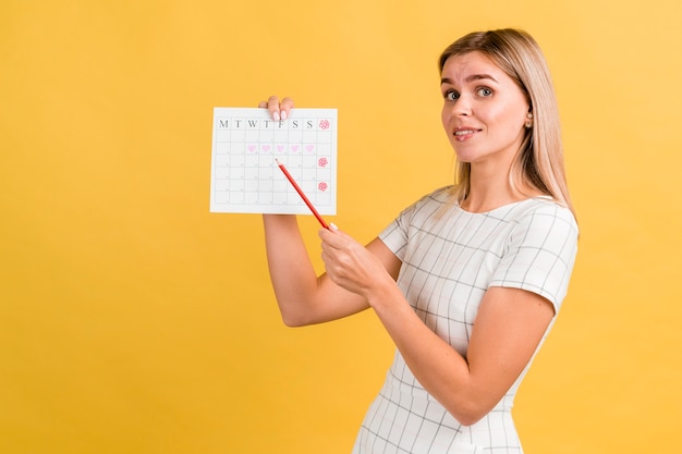 Femmina laterale che mostra il suo periodo