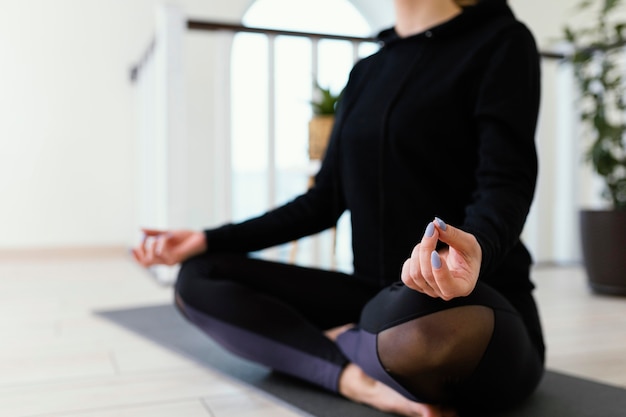 Femmina meditando al coperto