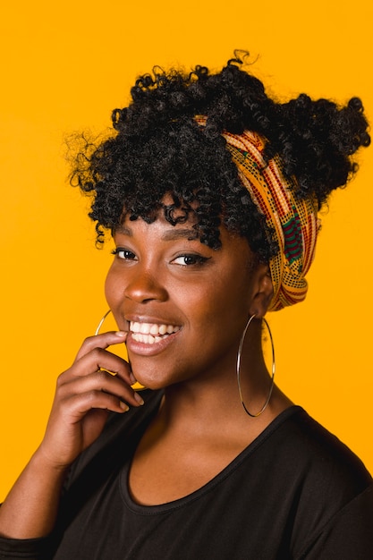 Femmina riccia afroamericana positiva su fondo colorato