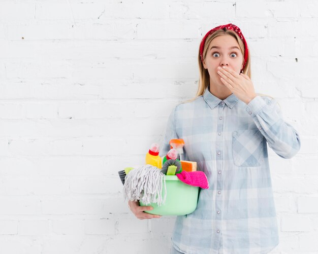 Femmina stanca di pulire la casa