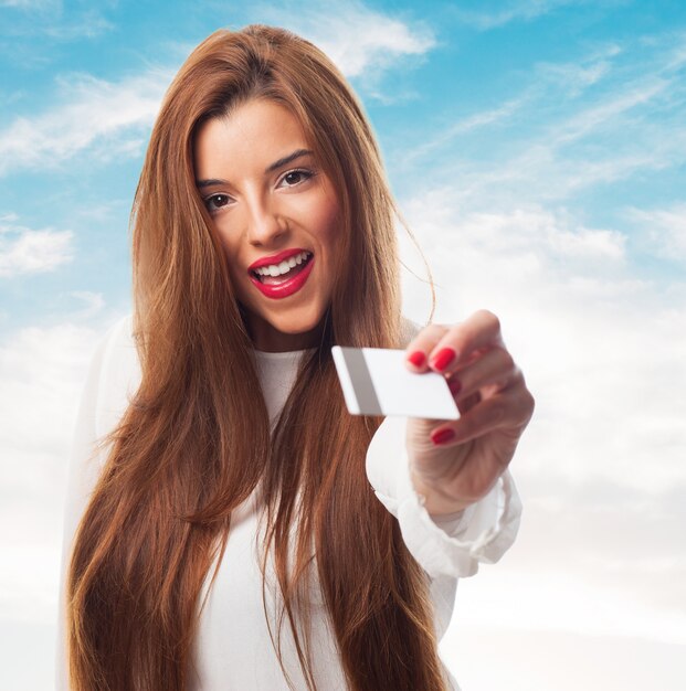 Femminile allungando una mano con la scheda di plastica