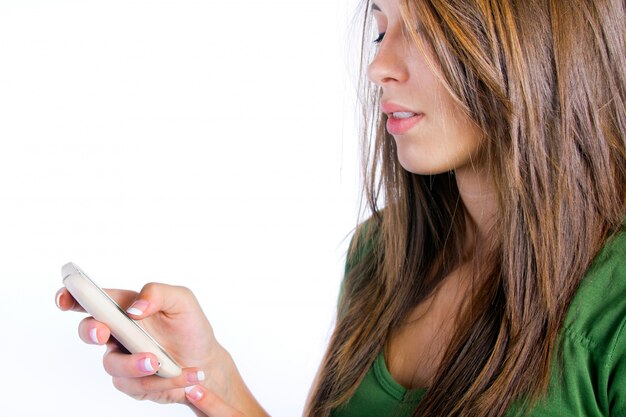 Femminile utilizzando smartphone e sorridente