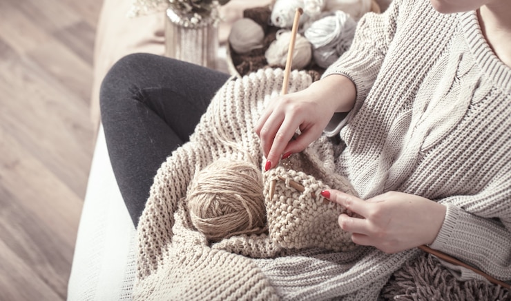 Foto gratuito ferri da maglia in legno d'epoca e filati nelle mani della donna
