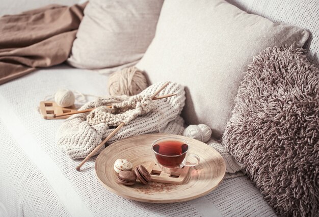 ferri da maglia vintage e filati con una tazza di tè