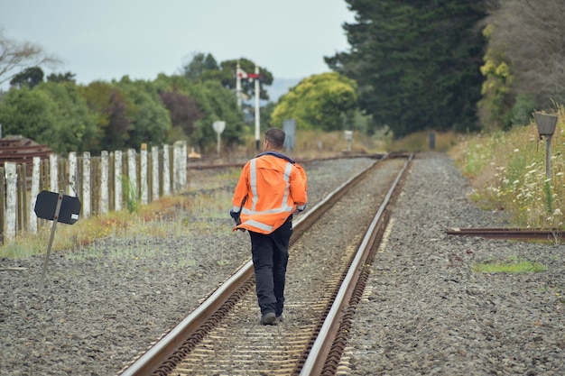 Ferroviere che si allontana tra i binari