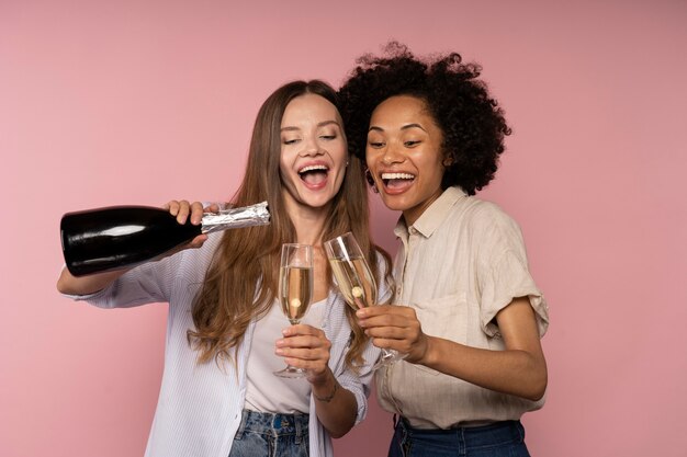 Festa delle donne con bicchieri di champagne e bottiglia