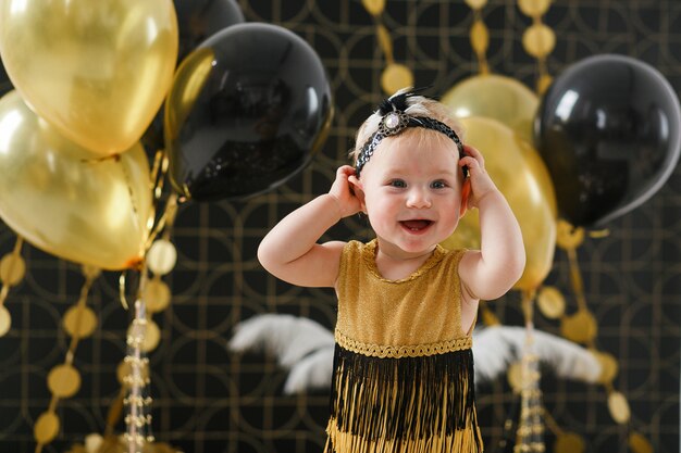 Festa di compleanno della neonata decorata con palloncino nero e dorato.