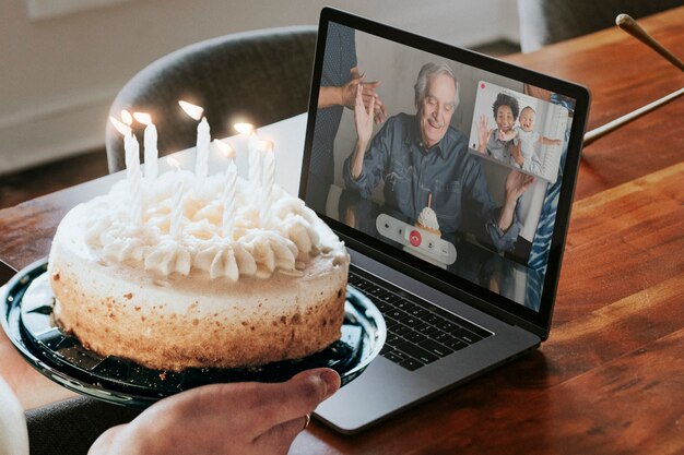 Festa di compleanno virtuale tramite videochiamata su laptop nella nuova normalità