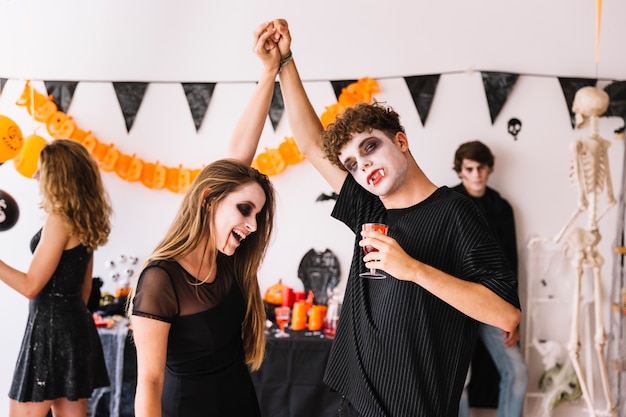 Festa di Halloween con i vampiri che ballano