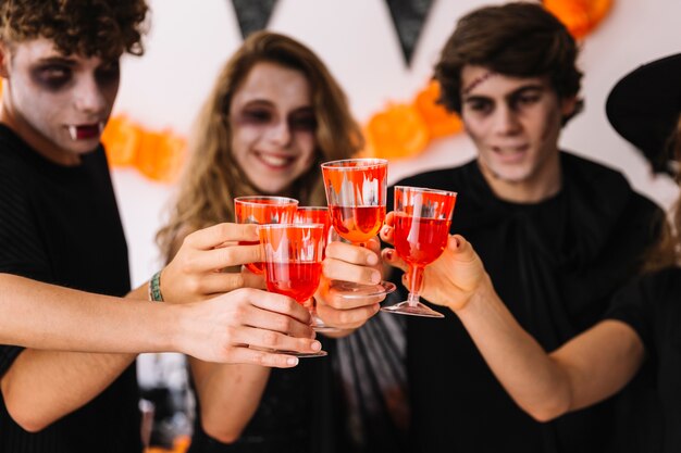 Festa di Halloween con sangue finto sugli occhiali