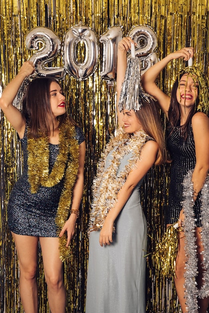Festa di New Year con tre ragazze che festeggiano