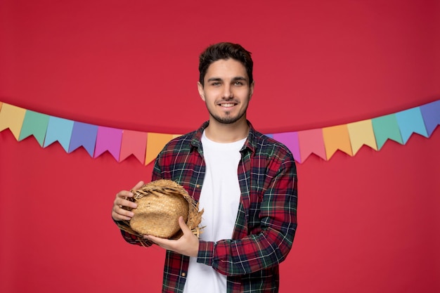 Festa junina con cappello di paglia carino ragazzo felice che celebra il festival brasiliano felice