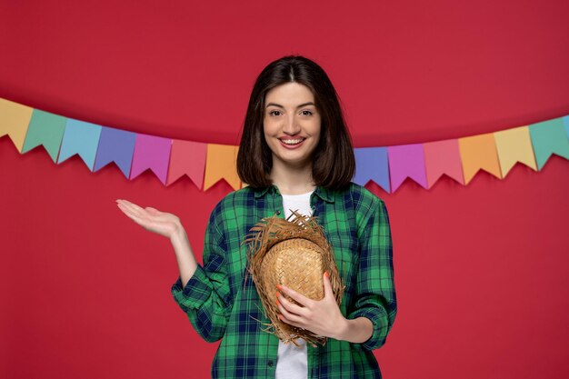 Festa junina con cappello di paglia ragazza carina che celebra il festival brasiliano pronto per la festa