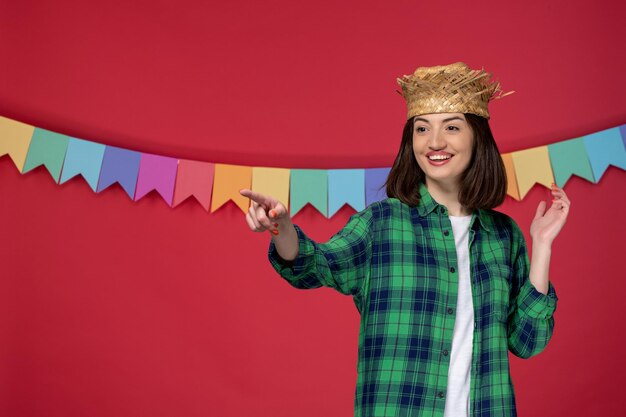 Festa junina con cappello di paglia ragazza che celebra il festival brasiliano