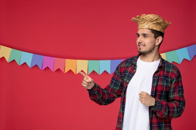 Festa junina sorridente ragazzo carino che indossa un cappello di paglia che celebra il festival brasiliano