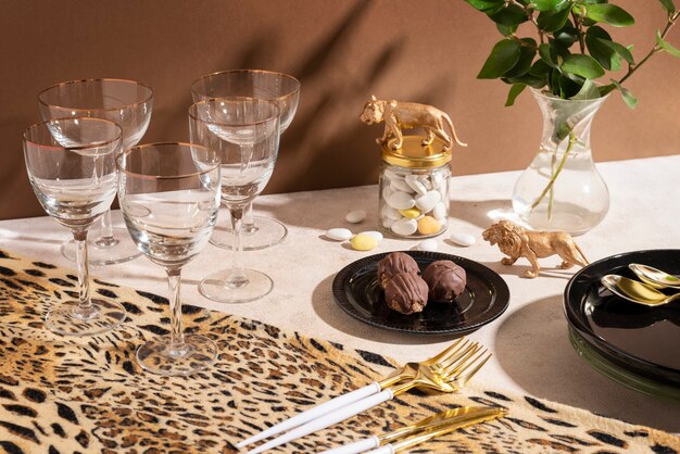 Festa safari ad alto angolo con dessert sul tavolo