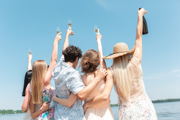 Festa stagionale al gruppo di amici della località balneare che celebrano il riposo divertendosi sulla spiaggia