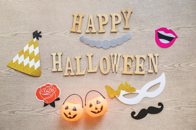 Feste di festa intorno a Happy Halloween writing