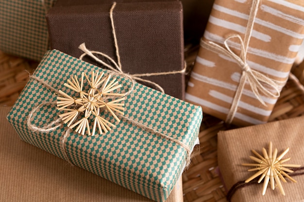Festive nature morte natalizie avvolte composizione regalo