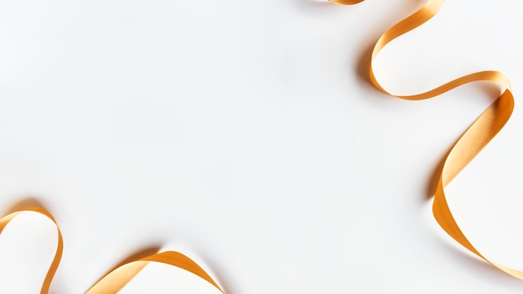 Foto gratuito festivi nastri d'oro su modello sociale bianco