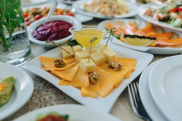 Festoso buffet salato, pesce, carne, patatine, palline di formaggio e altre specialità per celebrare matrimoni e altri eventi