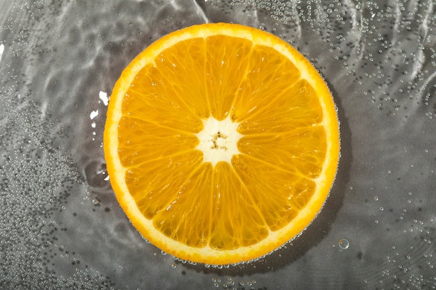 Fetta d'arancia e acqua vista dall'alto