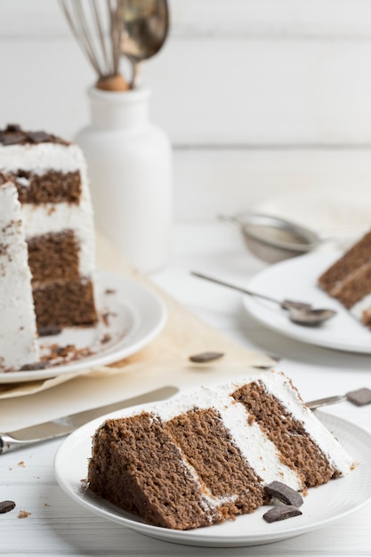 Fetta del dolce sul piatto bianco