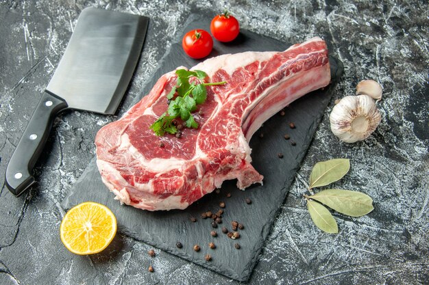 Fetta di carne fresca di vista frontale con pomodori su carne da macellaio di colore alimentare di pollo di mucca animale da cucina grigio chiaro