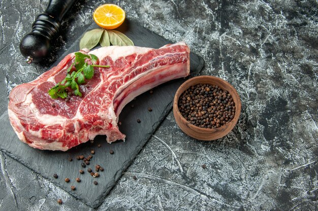 Fetta di carne fresca di vista frontale sul macellaio di colore della cucina dell'alimento della carne di pollo della mucca animale grigio chiaro
