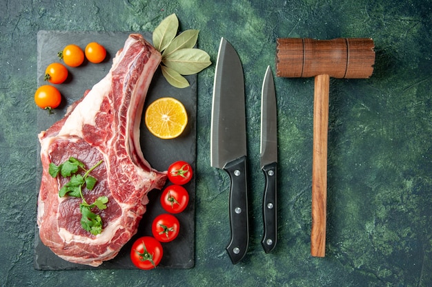 Fetta di carne fresca vista dall'alto su superficie blu scuro