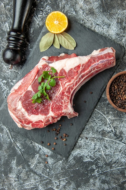 Fetta di carne fresca vista dall'alto su superficie grigio chiaro