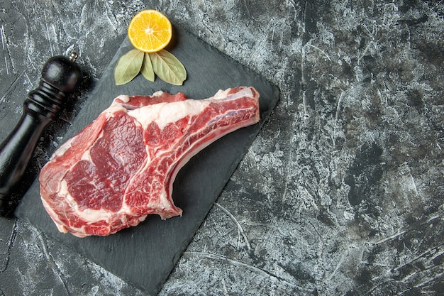 Fetta di carne fresca vista dall'alto su superficie grigio chiaro