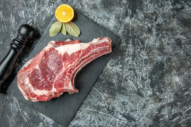 Fetta di carne fresca vista dall'alto su superficie grigio chiaro