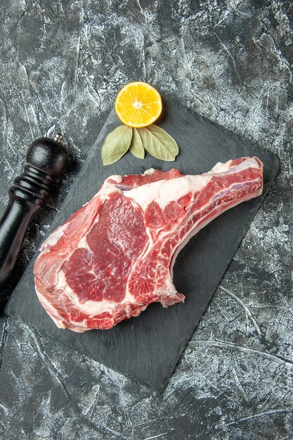 Fetta di carne fresca vista dall'alto su superficie grigio chiaro