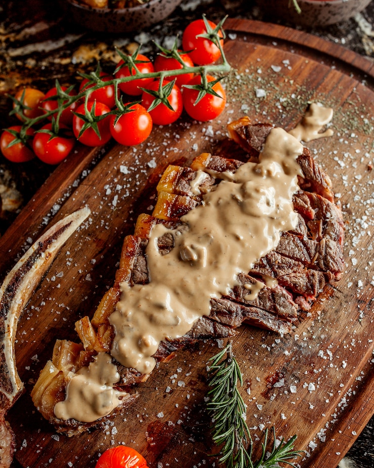 Foto gratuito fetta di carne fritta con crema di funghi