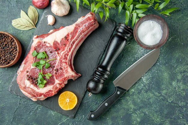 Fetta di carne vista dall'alto con pepe e sale su sfondo blu scuro colore cibo carne cucina pollo mucca macellaio