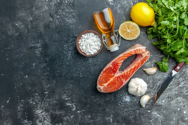 Fetta di carne vista dall'alto con verdure su sfondo grigio