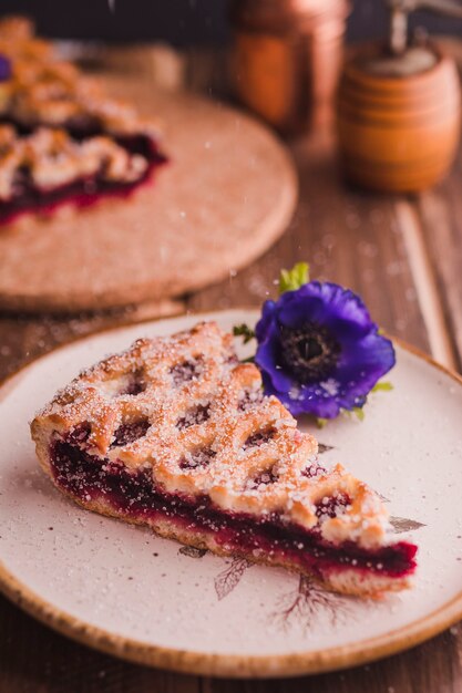 Fetta di crostata deliziosa con fiore