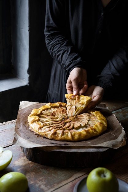 Fetta di dessert della holding della mano ad alto angolo