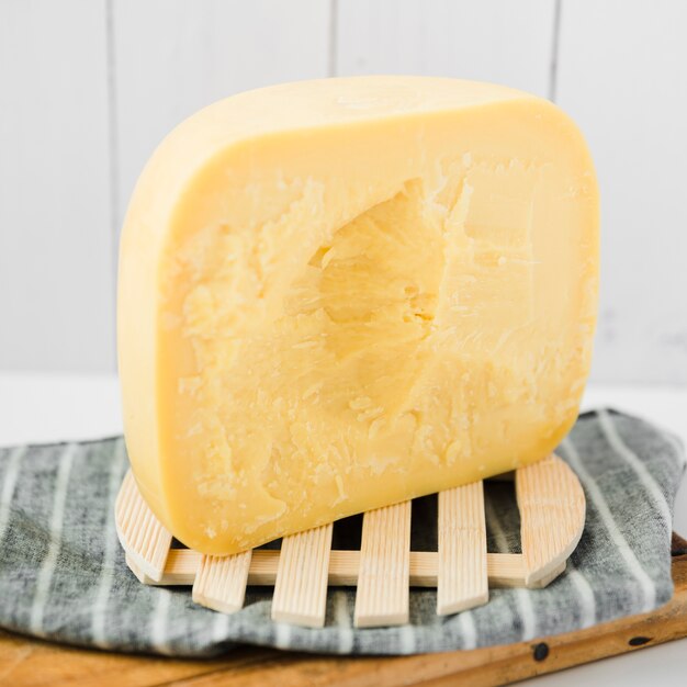 Fetta di formaggio Gouda su montagne di legno nel vassoio