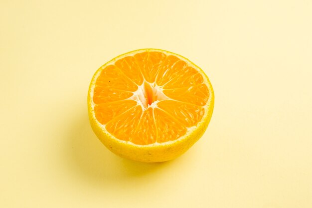 Fetta di mandarino fresco vista frontale sul tavolo bianco