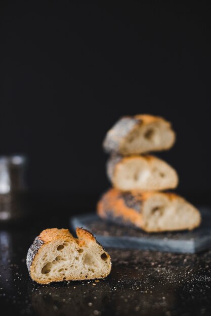 Fetta di pane al forno con semi di chia su sfondo nero