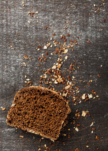 Fetta di pane con briciole e cereali vista dall'alto