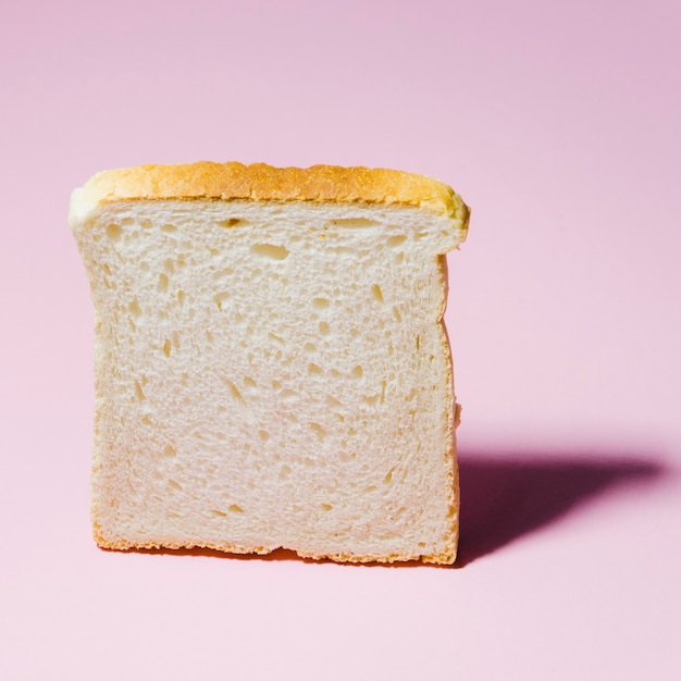 Fetta di pane con sfondo di colore